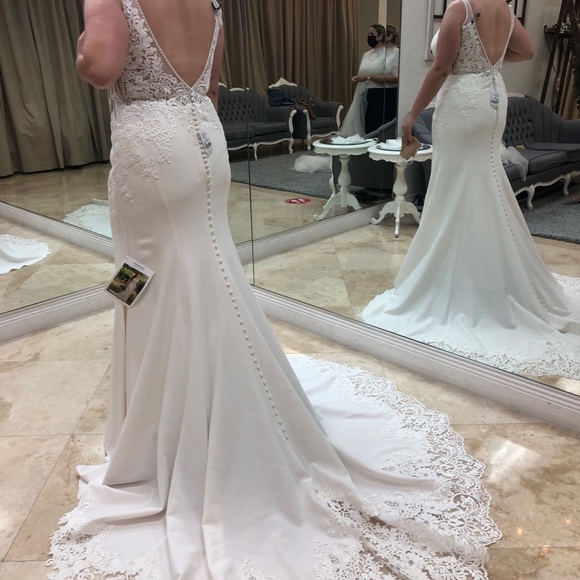 Essence of Australia crepe and lace wedding gown - Picture 1 of 5